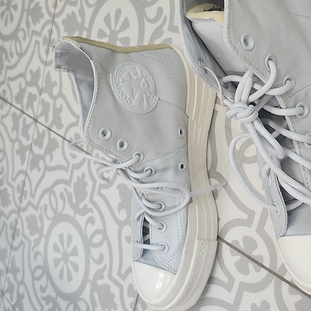 Never worn Converse - Picture 7 of 7